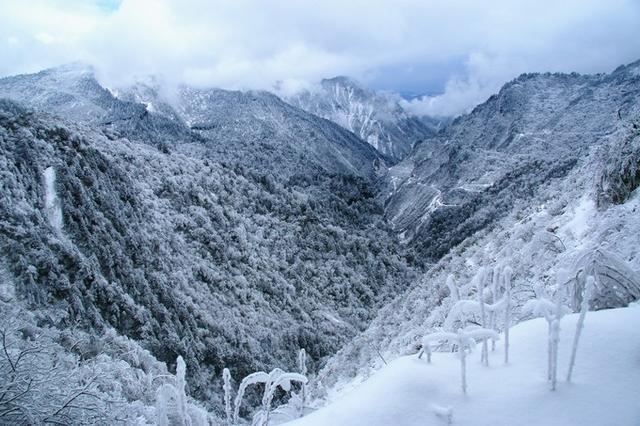 019四人同山攻略，万里雪飘的美景之旅"