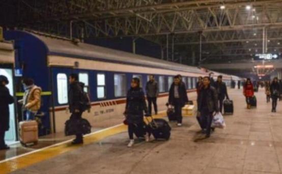 为什么当火车大半夜经过某些地方时，乘务员会尽快拉上窗帘呢？