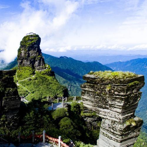 被称为“武陵第一峰”，山路惊险堪比华山，中国登山爱好者的天堂